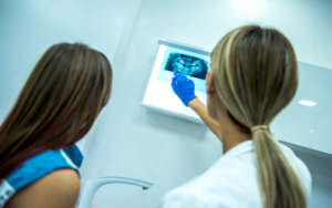 doctora señalando radiografía