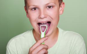 niño limpiándose la lengua