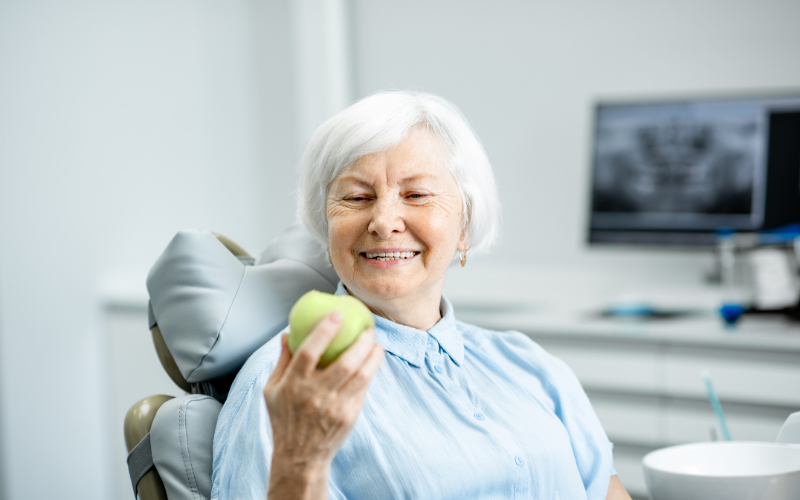 paciente mayor mirando manzana mordida