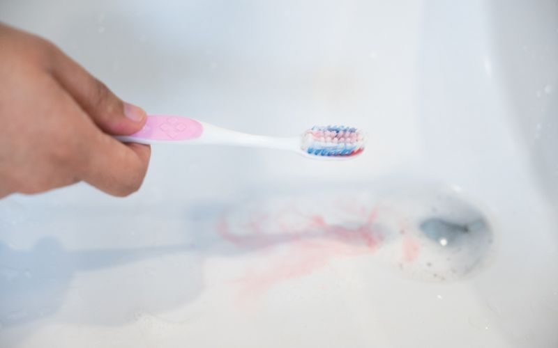 cepillo de dientes sangre
