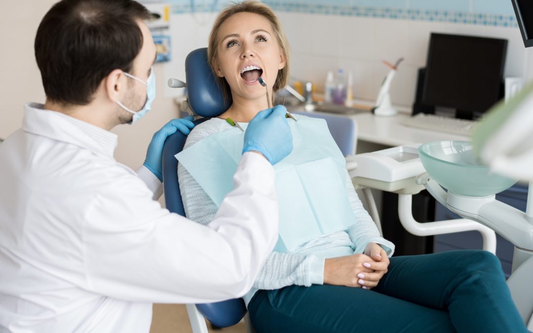 dentista explorando diente paciente