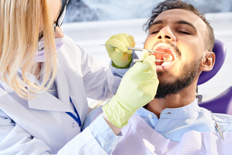 dentista examinanado paciente