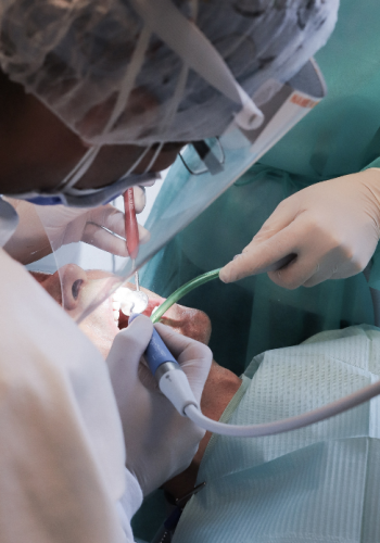 Equipo realizando un tratamiento de implante dental